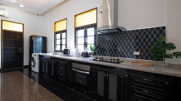 Refrigerador con freezer, microondas, horno, placa de cocina