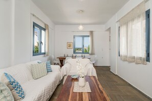 Smart TV, fireplace, DVD player