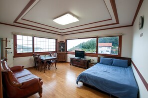Habitación (Bremen) | Zona de estar | Una televisión de pantalla plana
