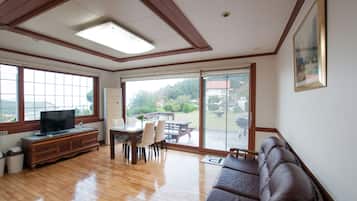 Dinslaken Room | Living room | Flat-screen TV