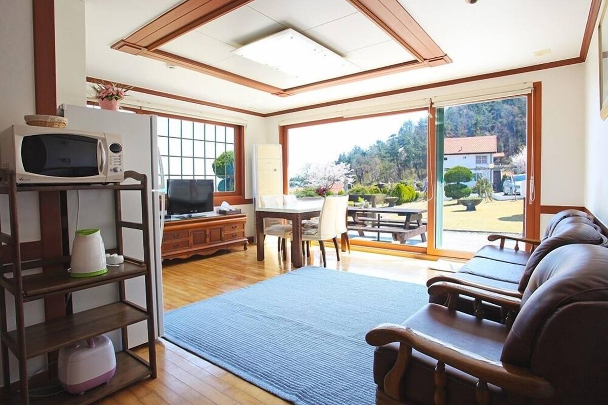 Dinslaken Room | Living area | Flat-screen TV