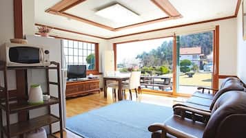Habitación (Dinslaken) | Zona de estar | Una televisión de pantalla plana