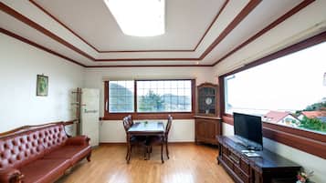 Bremen Room | Living area | Flat-screen TV