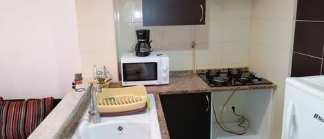 Kühlschrank, Mikrowelle, Ofen, Herdplatte