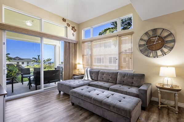 TV, books - 🏖️Kona Townhome w/ Ocean Views, Central A/C, Pool + Hot Tub (Kailua Kona)
