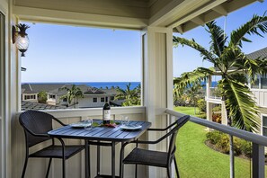 Outdoor dining - 🏖️Concierge Included | Ocean View | Walk to Beach! | Cental AC (Kailua Kona)