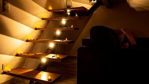 Un interior moderno con una escalera, pisos de madera y un sofá.