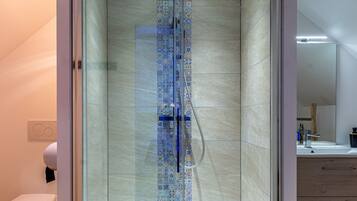 Dusche, Haartrockner, Handtücher, Seife