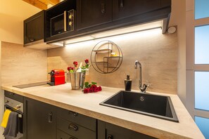 Réfrigérateur, micro-ondes, four, plaque de cuisson