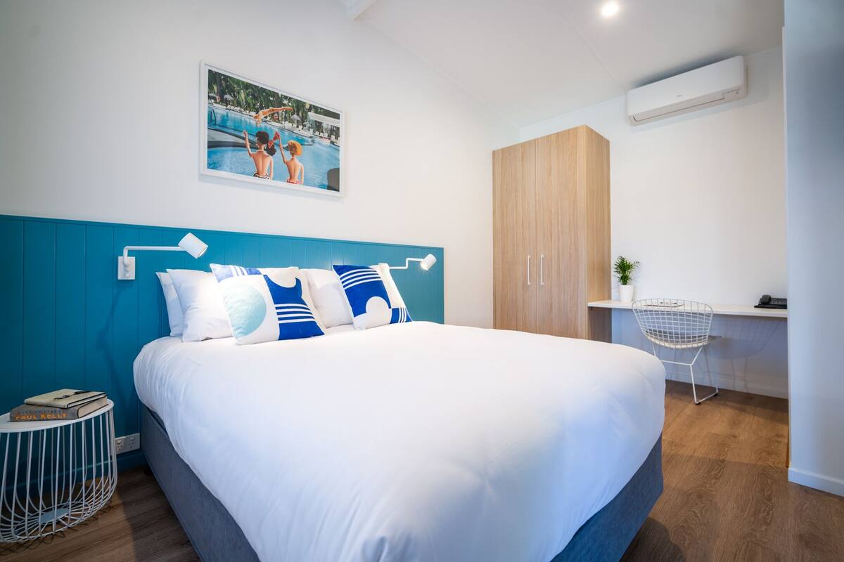 Egyptian cotton sheets, premium bedding, Select Comfort beds, minibar