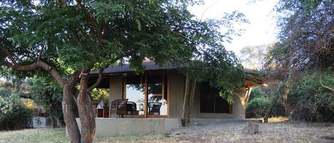 1 habitación, escritorio, tabla de planchar con plancha y ropa de cama