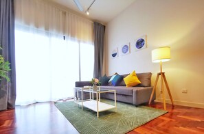 Departamento Premium, tina, vista a la ciudad | Área de sala de estar | Televisión de pantalla plana de 50 pulgadas con canales digitales 