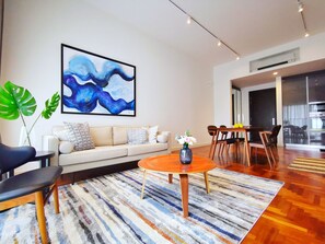 Departamento Premium, tina, vista a la ciudad | Área de sala de estar | Televisión de pantalla plana de 50 pulgadas con canales digitales 