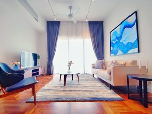 Departamento Premium, tina, vista a la ciudad | Área de sala de estar | Televisión de pantalla plana de 50 pulgadas con canales digitales 