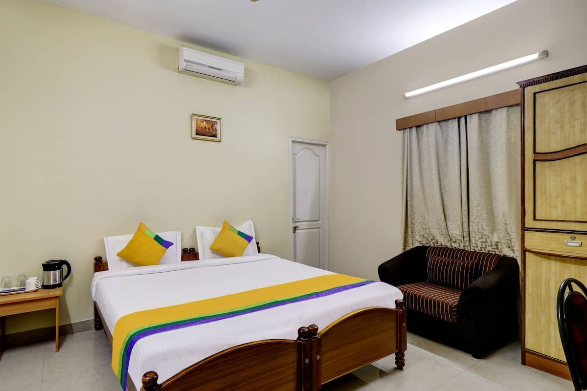 Habitación estándar con 1 cama matrimonial o 2 individuales | Escritorio, tabla de planchar con plancha, wifi gratis y ropa de cama