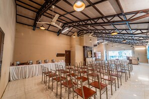 Banquet hall - Treebo Bright Plaza (Mahabaleshwar)