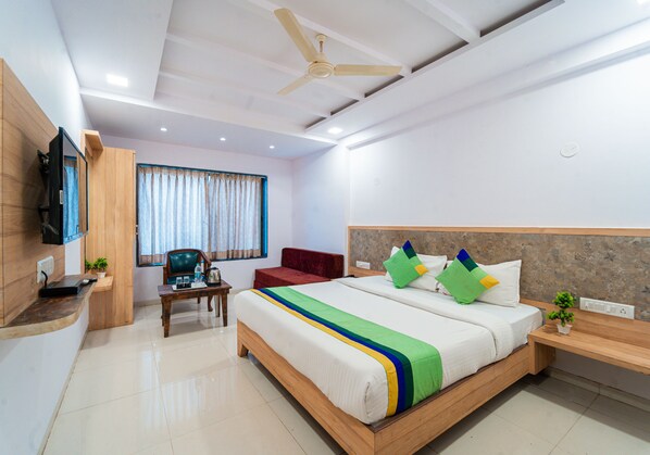 Deluxe Double Room - Treebo Bright Plaza (Mahabaleshwar)