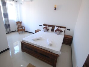 In-room safe, desk, laptop workspace, blackout drapes - Blue heaven (Seeduwa - Katunayake)