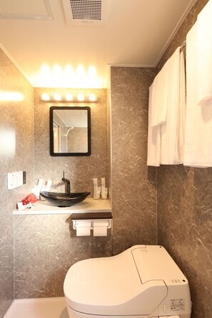 Ensemble douche/baignoire, articles de toilette gratuits, sèche-cheveux