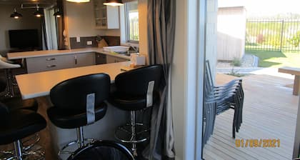 Brand New Paradise In Wharewaka, Sky channels with Sky Sports, WifI,Fully Fenced