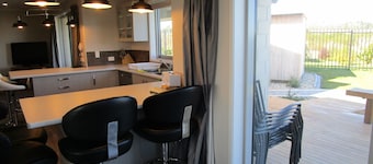 Brand New Paradise In Wharewaka, Sky channels with Sky Sports, WifI,Fully Fenced