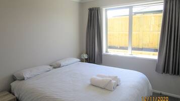 5 habitaciones, escritorio y tabla de planchar con plancha