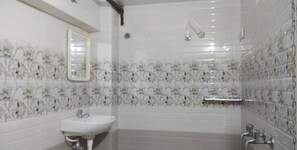 Deluxe Double Room | Bathroom | Shower, towels, soap