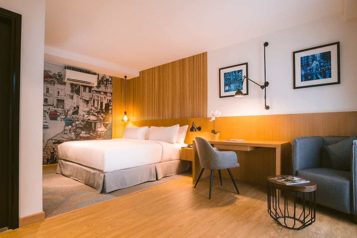Kamer | Luxe beddengoed, een minibar, een kluis op de kamer, een bureau