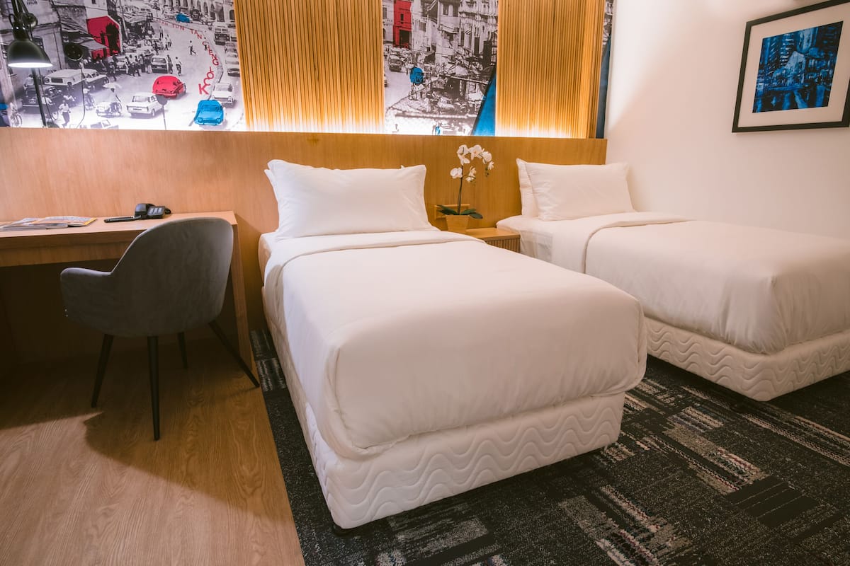 Kamer | Luxe beddengoed, een minibar, een kluis op de kamer, een bureau