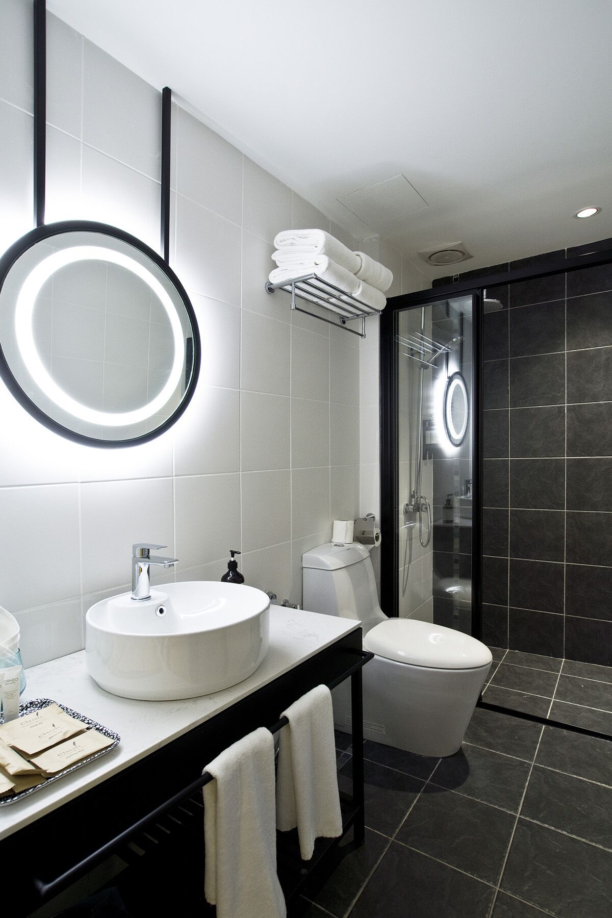 extra large room | bathroom | shower, hair dryer, bidet, towels