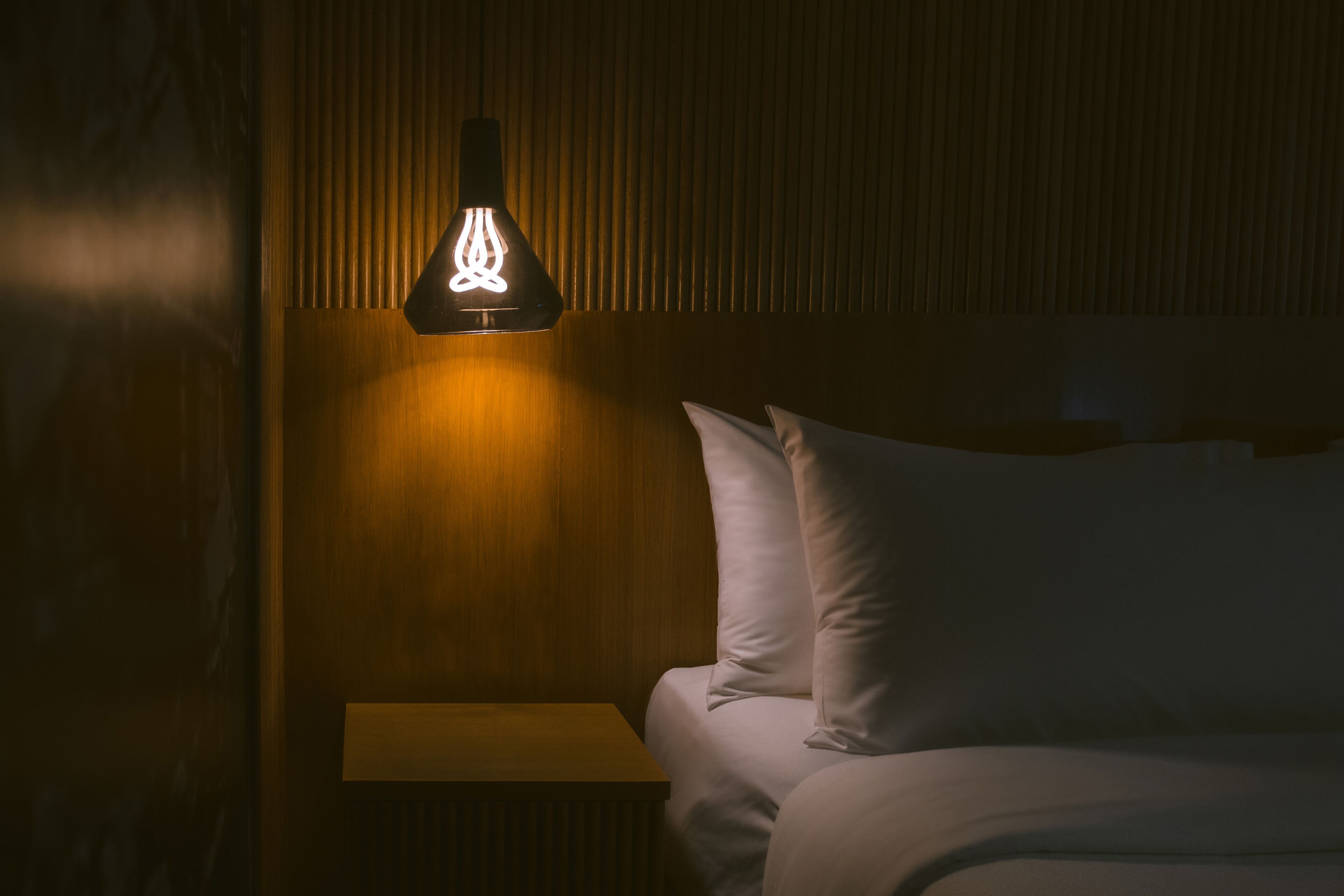 large room | premium bedding, minibar, in-room safe, desk