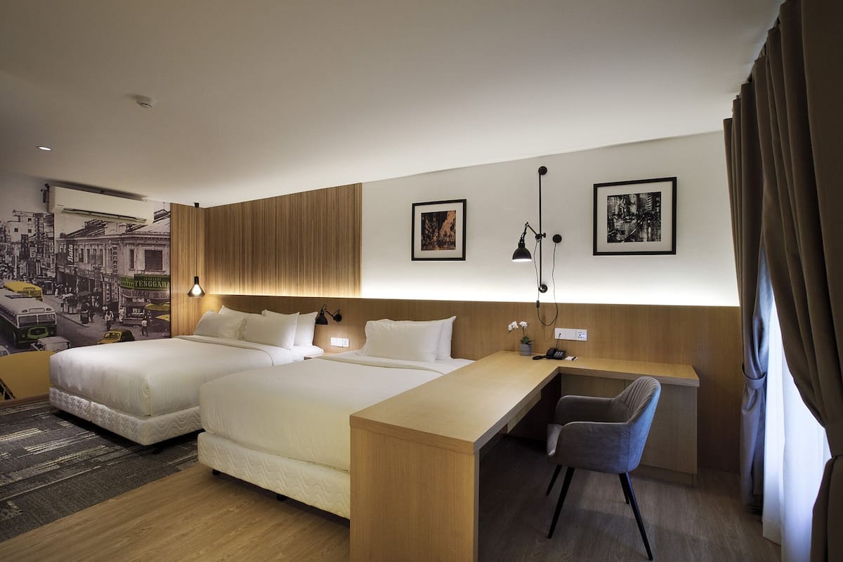 Kamer | Luxe beddengoed, een minibar, een kluis op de kamer, een bureau