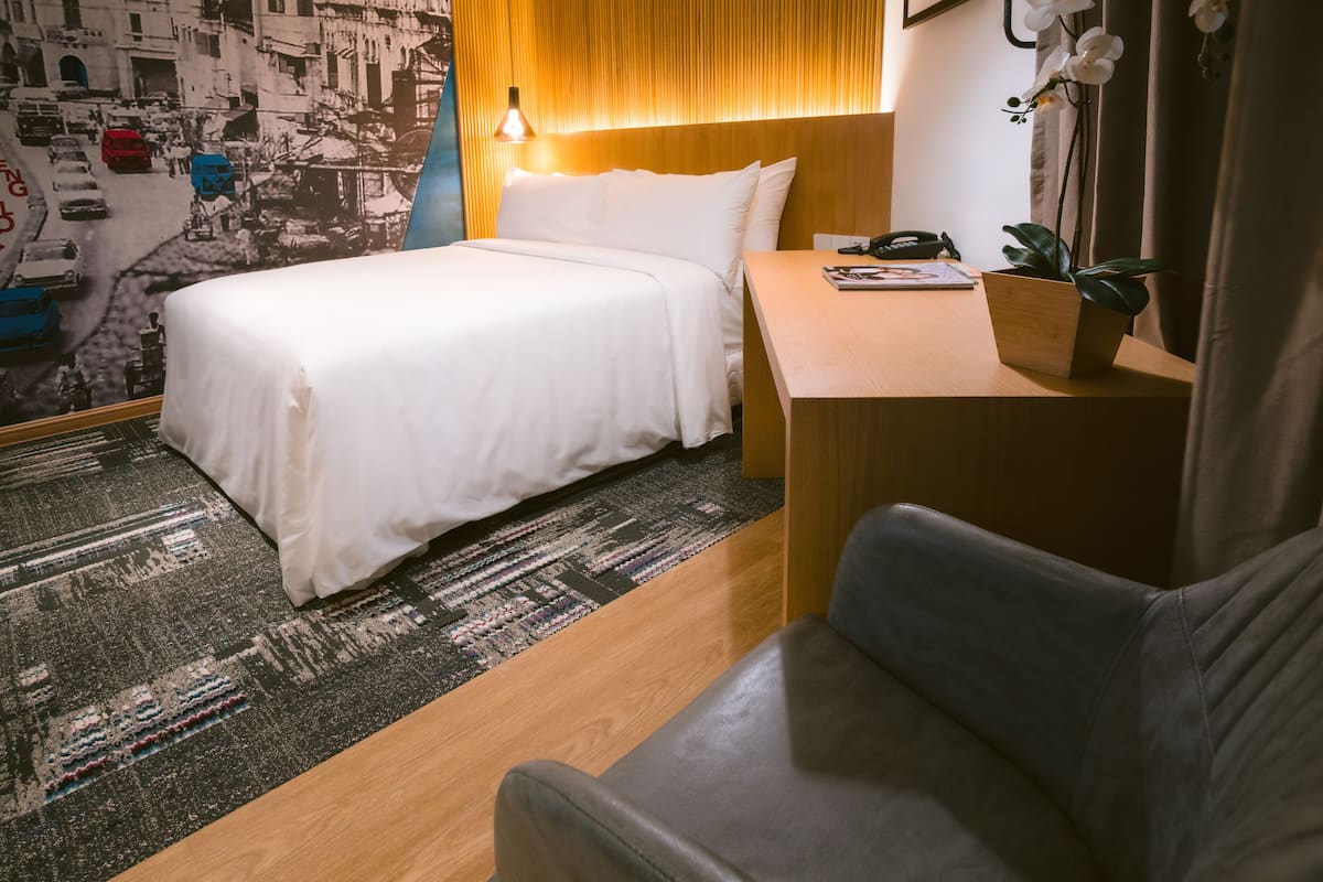 Eenvoudige kamer | Luxe beddengoed, een minibar, een kluis op de kamer, een bureau