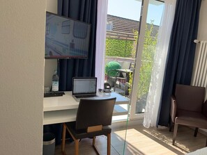 Minibar, desk, blackout curtains, soundproofing - Stadthotel am Adenauerplatz (Marktheidenfeld)