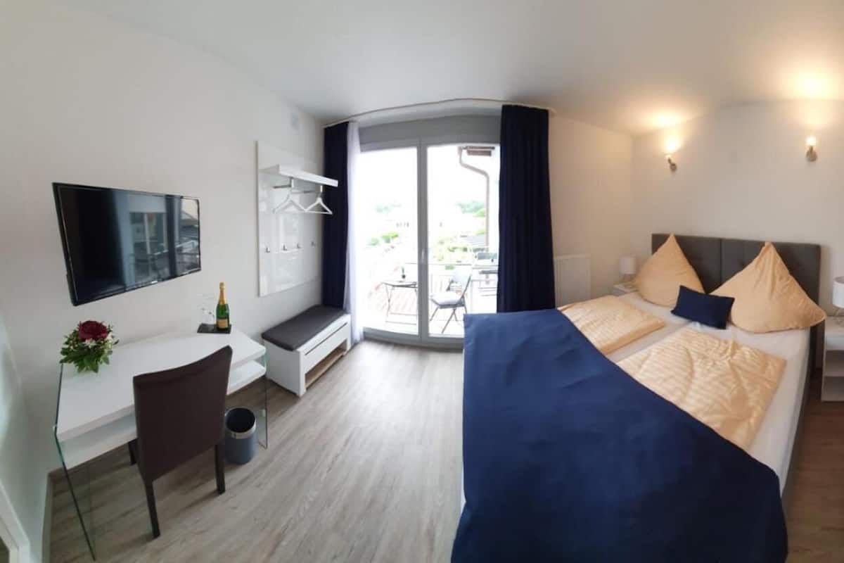 Deluxe Double or Twin Room | Minibar, desk, blackout drapes, soundproofing