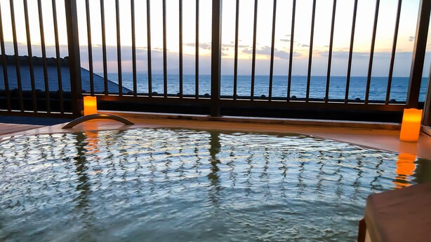 A pool with a view of the sea, surrounded by metal railings and two lit candles. - Hotel & Resort Izunone (Higashiizu)