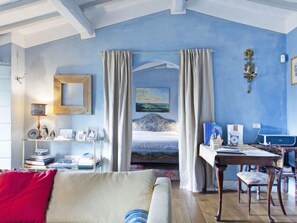 Fernseher, Kamin, DVD-Player