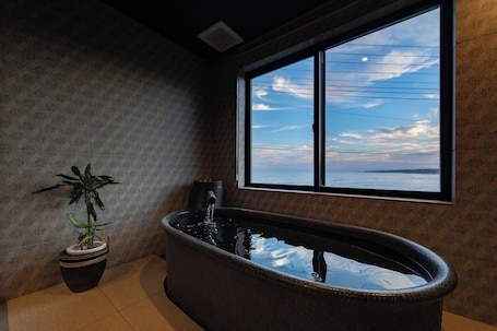 Quarto casal ou duplo (Rumi 201 or Kouka 205,Ocean View Bath) | Banheiro | Banheira e chuveiro separados, produtos de toalete grátis. Ryokan Kiyoto