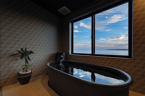 雙人或雙床房 (Rumi 201 or Kouka 205,Ocean View Bath) | 浴室 | 獨立浴缸和淋浴設備、免費盥洗用品