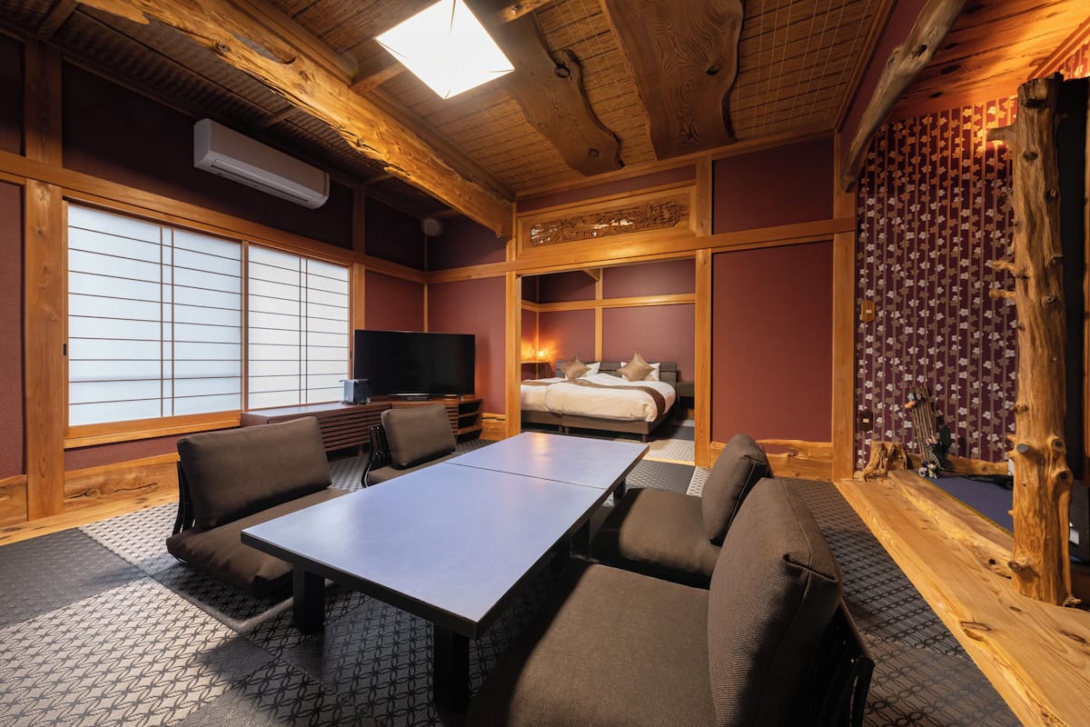 Een traditionele Japanse kamer met tatami vloeren, een lage tafel en een bed met futon.
