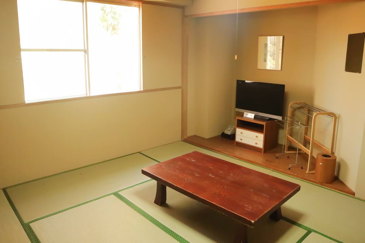 和室 4人部屋 共用バス・トイレ | セーフティボックス (室内)