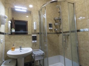 Buồng tắm vòi sen, đồ dùng nhà tắm được thiết kế riêng, máy sấy tóc 