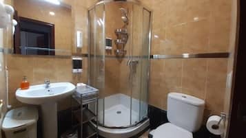Apartemen, 3 kamar tidur | Kamar mandi | Shower, perlengkapan mandi desainer, pengering rambut, dan handuk