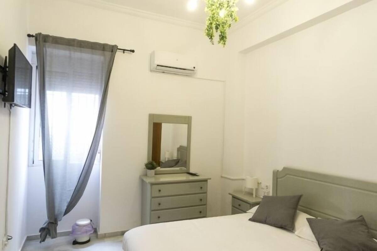 Chambre double, salle de bains commune (1) | Coffre-fort, accès au Wi-Fi (inclus), literie fournie