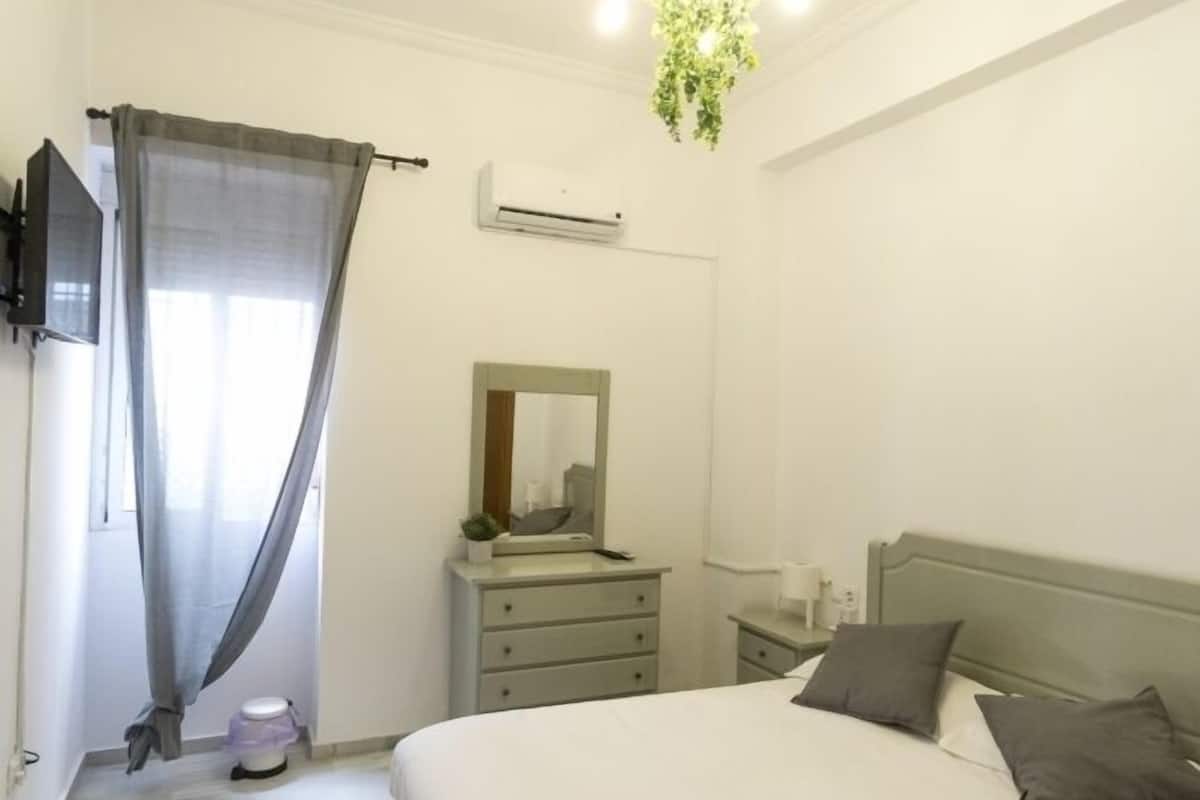 Double Room, Shared Bathroom (1)