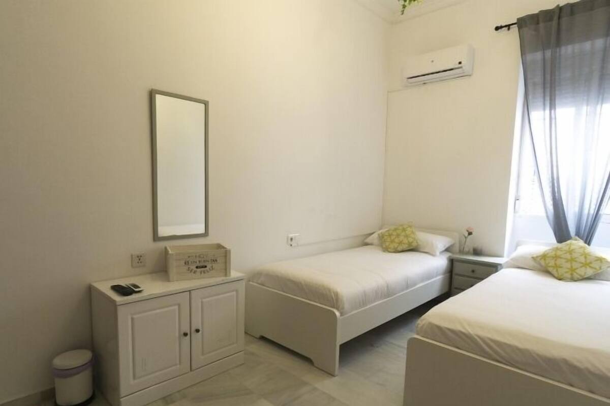 Chambre avec lits jumeaux, salle de bains commune (2) | Coffre-fort, accès au Wi-Fi (inclus), literie fournie