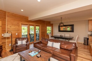 Een televisie, een open haard en boeken