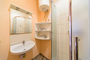 Appartement, 2 chambres | Salle de bain | Douche, pantoufles, serviettes fournies, savon