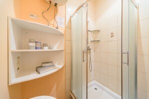 Apartamento, 2 quartos | Banheiro | Chuveiro, chinelos, toalhas de banho, sabonete