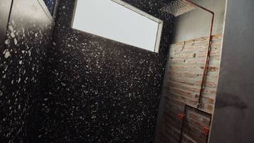 Bañera, secador de pelo, toallas y jabón